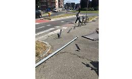 SETTIMO. Tir sdradica lampione  e va via lasciando la targa