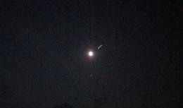 VERRUA SAVOIA. Fotografa l'eclissi lunare e compare uno strano oggetto misterioso
