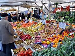 ALPIGNANO. Lite per coda al mercato, pensionato spintonato muore