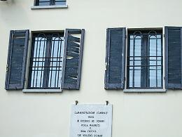 BANCHETTE. Polemica per le finestre rotte del Municipio