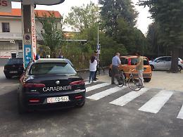 CHIVASSO. Non rispetta lo stop. Anziano ciclista finisce contro un'auto