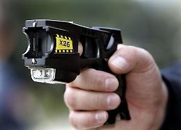 Sassi contro le auto a Feletto. Malvivente fermato dai carabinieri grazie al taser