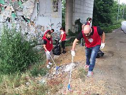 CHIVASSO. Immondizia nell'area del Raccordo Ovest: CasaPound interviene con un'azione di riqualifica