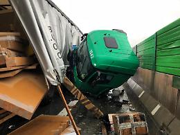 IVREA. Maltempo: camion contro barriere, chiusa l'autostrada To-Aosta
