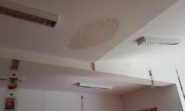 VENARIA. Infiltrazioni dal soffitto della “Collodi”
