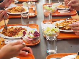 ROMA. Mense scolastiche, troppe proteine, carne ma pochi legumi