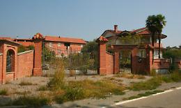 MONTALENGHE. “Villa Barbie” inghiottita dal degrado
