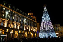 TORINO. La città illumina il Natale, acceso albero alto 23 metri