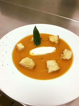 Crema di Zucca con crostini e quenelle di robiolino