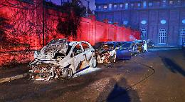VENARIA. Torna il piromane nella notte, bruciate cinque auto in via Montello