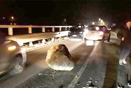 CERES. Crollano grandi massi in strada. Automobilisti salvi per miracolo