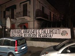 VENARIA. CasaPound denuncia con uno striscione l'allarmante situazione del commercio venariese