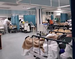 ASL TO4. C’era una volta il... Pronto Soccorso! Infermieri pronti a scendere in strada. Tornano barelle e malati nei corridoi