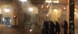 TORINO. Guerriglia al corteo degli anarchici: feriti e 12 fermi