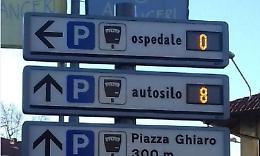 IVREA. Nel parcheggio antistante l’autosilo, sono arrivati i pannelli che indicano i posti liberi