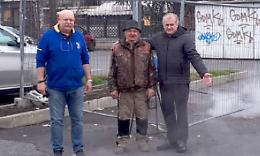 SETTIMO. Continuano i vapori in via Cascina Nuova. Il tombino ha raggiunto i 100°C: “Assurdo”