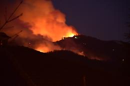 VALPERGA. Incendi: notte paura a Belmonte, fiamme minacciano santuario