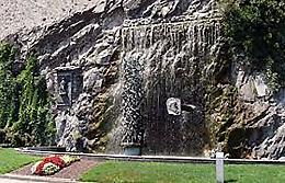 IVREA. La Fontana di Camillo Olivetti si illumina di lilla
