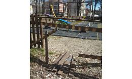 TRINO. Sfasciano la staccionata del parco e i giochi dei bambini: ci sono le immagini, due minorenni segnalati alla Procura