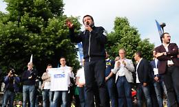 SETTIMO. Arriva Salvini, delirio di folla  e qualche spintone in piazza