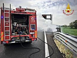 CASELLE. Un automezzo prende fuoco sulla A55, salvo l'autista