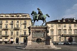 TORINO. Cade da monumento per farsi selfie, grave giovane