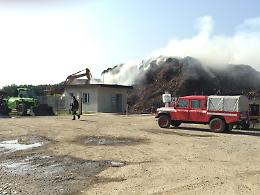 FOGLIZZO. Incendi: in fiamme deposito biomassa legnosa