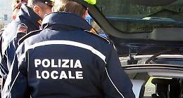 Travolge con l'auto una persona e scappa