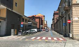 CHIVASSO. Castello fa muro in via Siccardi. Residenti furiosi per il pavè