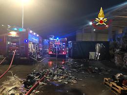 PALAZZOLO. Domato l'incendio alla ditta Vescovo Romano