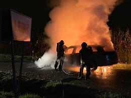 LEINI. Auto in fiamme, salva la conducente