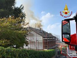 SAN MAURO. Incendio in via Monsignor Baberis, vigili del fuoco al lavoro