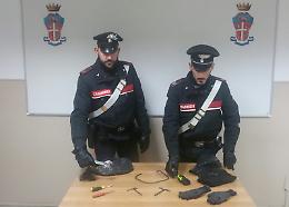 RIVAROLO. Svaligiano un appartamento e fuggono a bordo di autovettura rubata