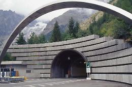 Il traforo del Bianco ha chiuso. Aosta lancia l'allarme, Torino e Ivrea tacciono. E' un disastro economico