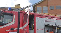 CASELLE. Momenti di paura in via Cristoforo Colombo, a fuoco un tetto di una palazzina