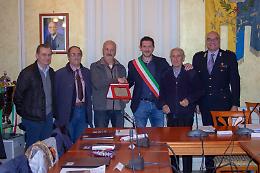 CAVAGNOLO. Il vigile Arturo va in pensione: il saluto dei "suoi" sindaci