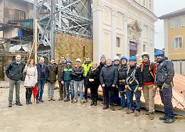 NOLE. Posata la copertura del nuovo campanile