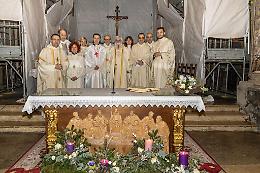 CHIVASSO. La comunità in festa per i 40 anni di sacerdozio di don Tonino