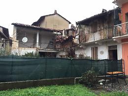 BUROLO. Crolla una casa in pieno centro. Era disabitata