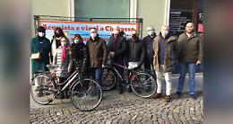 CHIVASSO. L’Ascom consegna la prima bicicletta vinta con il concorso di Natale