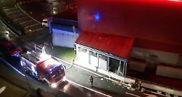 SETTIMO. Un magazzino prende fuoco per i petardi, due settimesi riescono a domare le fiamme