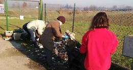 MONTEU DA PO. I volontari puliscono le strade di Mezzana dalle discariche abusive
