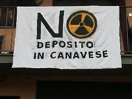 CHIVASSO. "No al deposito di scorie": inizia la protesta delle lenzuola
