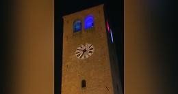CRESCENTINO. La Torre Civica illuminata con i colori di Arlecchino