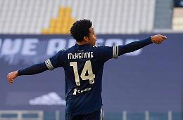 Festa nella villa di Weston McKennie con fidanzate e amici. Multati anche Dybala e Arthur