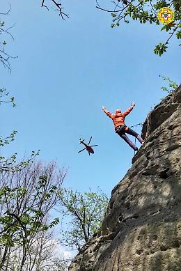PONT CANAVESE. Alpinista precipita sulla via ferrata: lo salva il “kit”