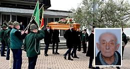 SETTIMO. Picchetto d’onore per salutare il socio alpino