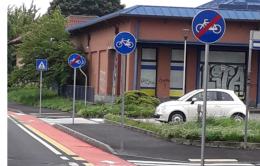 SETTIMO TORINESE. La segnaletica della ciclabile di via Schiapparelli è una comica...