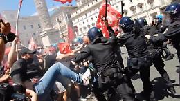Scontri tra lavoratori Cobas forze e dell'ordine davanti a Palazzo Chigi