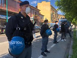 I carabinieri chiudono la Torteria. Le vietano di fare la pipì nel suo locale e lei la fa nell'aiuola